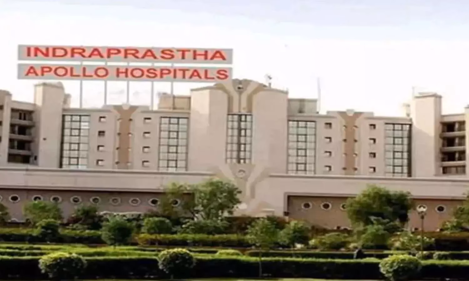 How many doctors in Indraprastha Apollo Hospital?