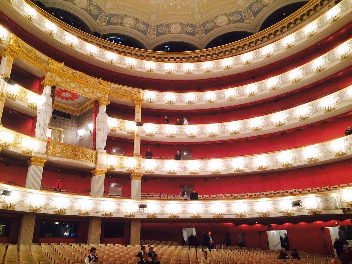 Wie trägt das Opernhaus zur Bereicherung der Münchner Kulturszene bei?