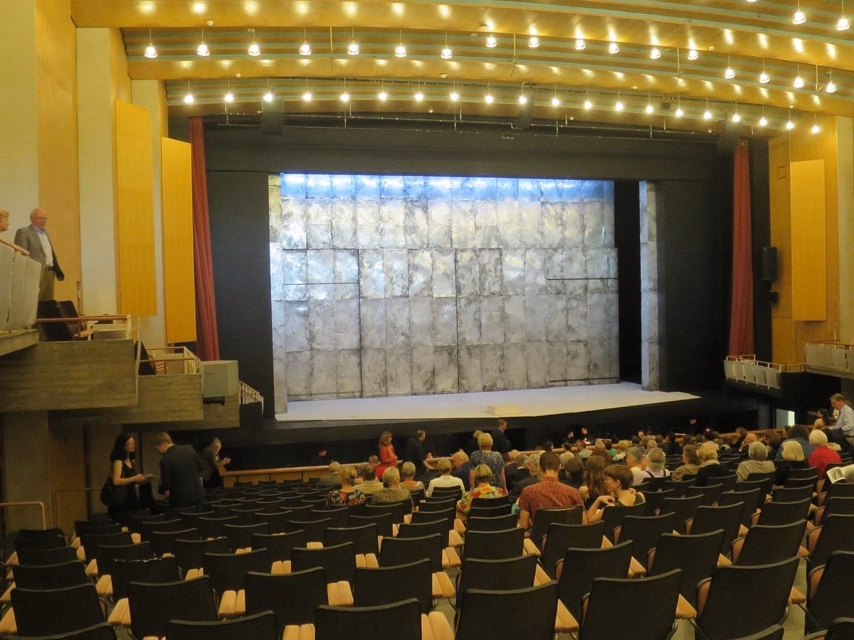 Welche Auszeichnungen hat das Nationaltheater Mannheim erhalten?