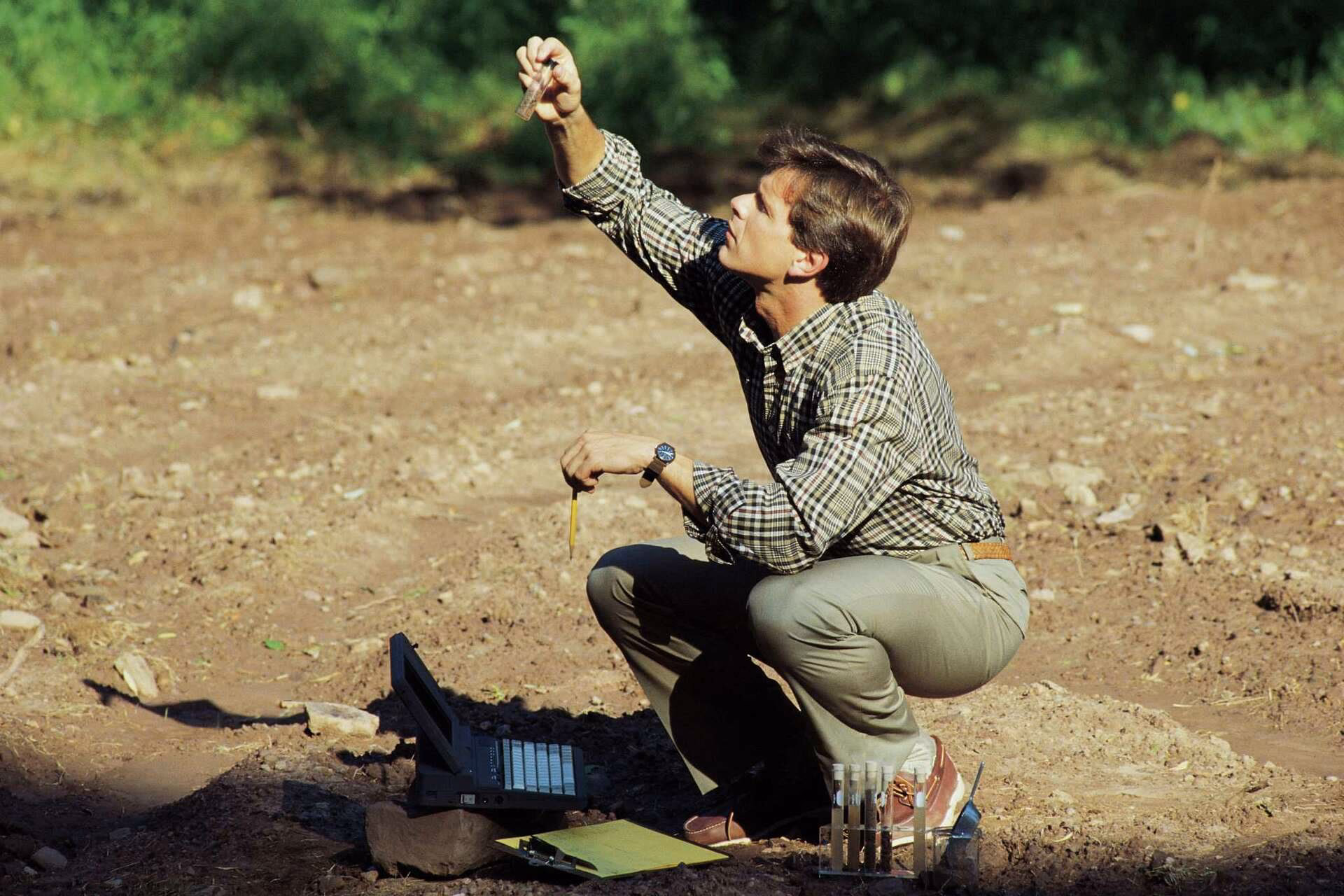 Who does the operations geologist communicate with?