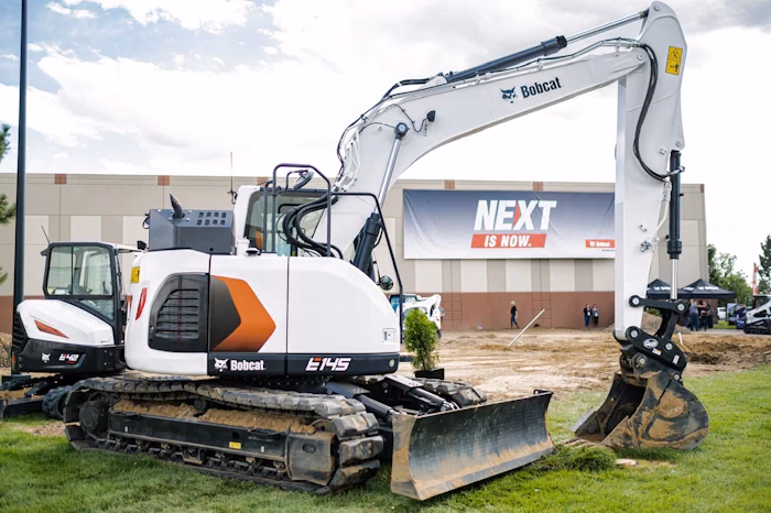 What is a 15 tonne tracked excavator?