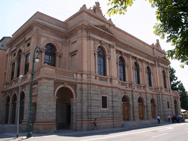 How do I get to the Donizetti Theatre in Bergamo?