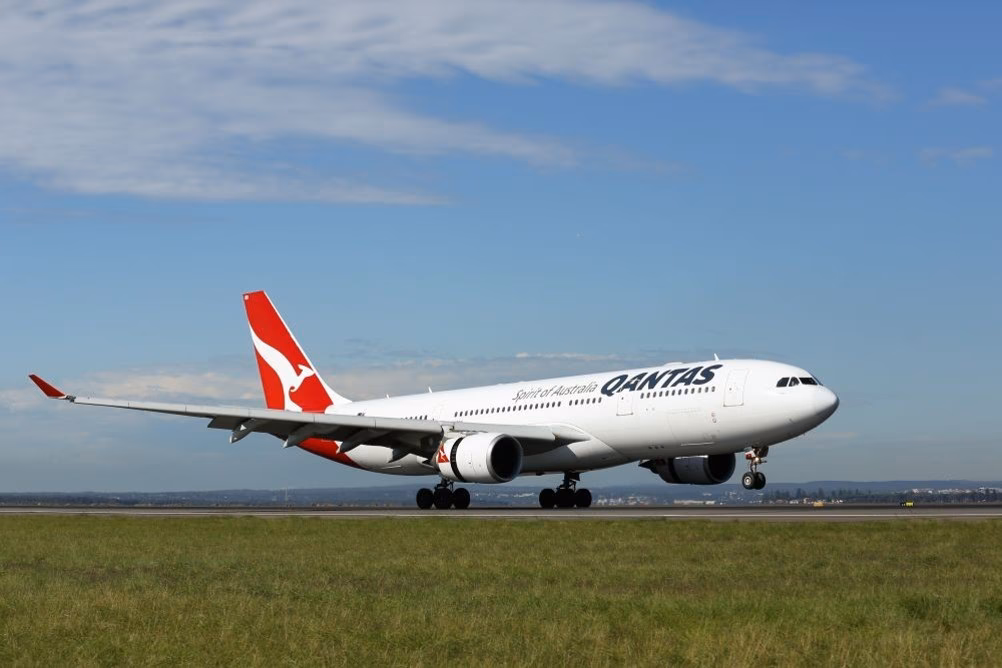Should Qantas be banned from outsourcing jobs?