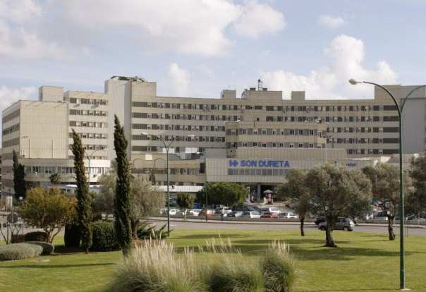 Are there public and private hospitals in Mallorca?