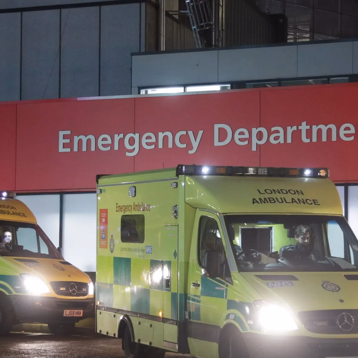 Do non-specialist NHS trusts increase emergency readmission rates?