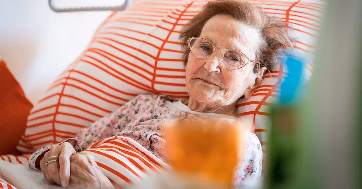 What are the symptoms of pneumonia in older adults?