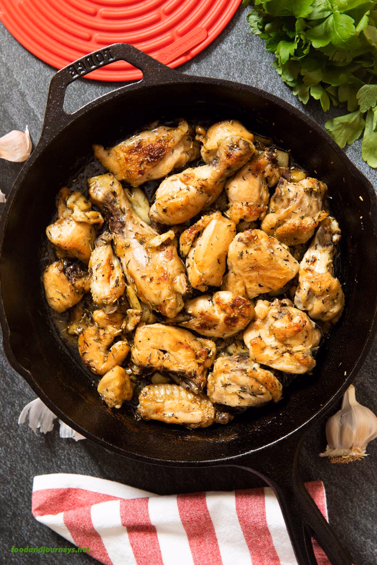 ¿Qué hierbas aromáticas se pueden añadir al pollo al ajillo?