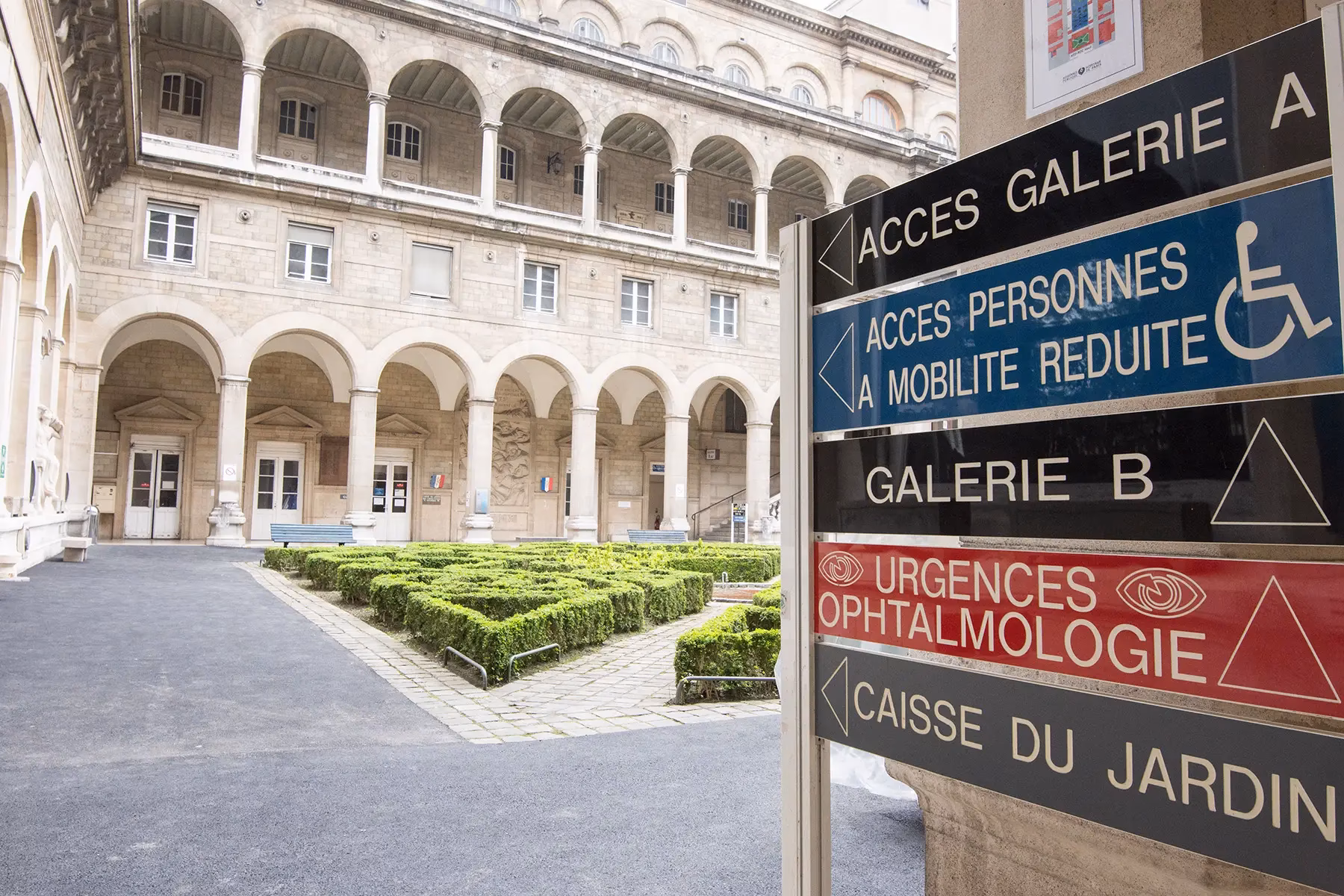 What do foreigners need to know about hospitals in France?