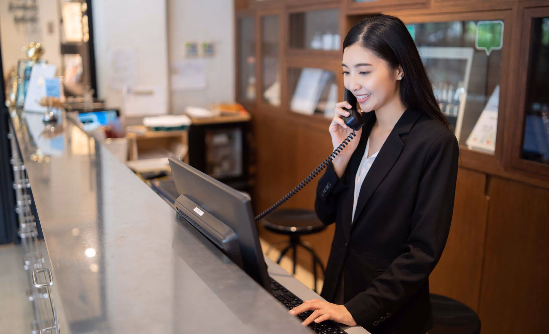What is the role and responsibilities of a hotel reception desk?