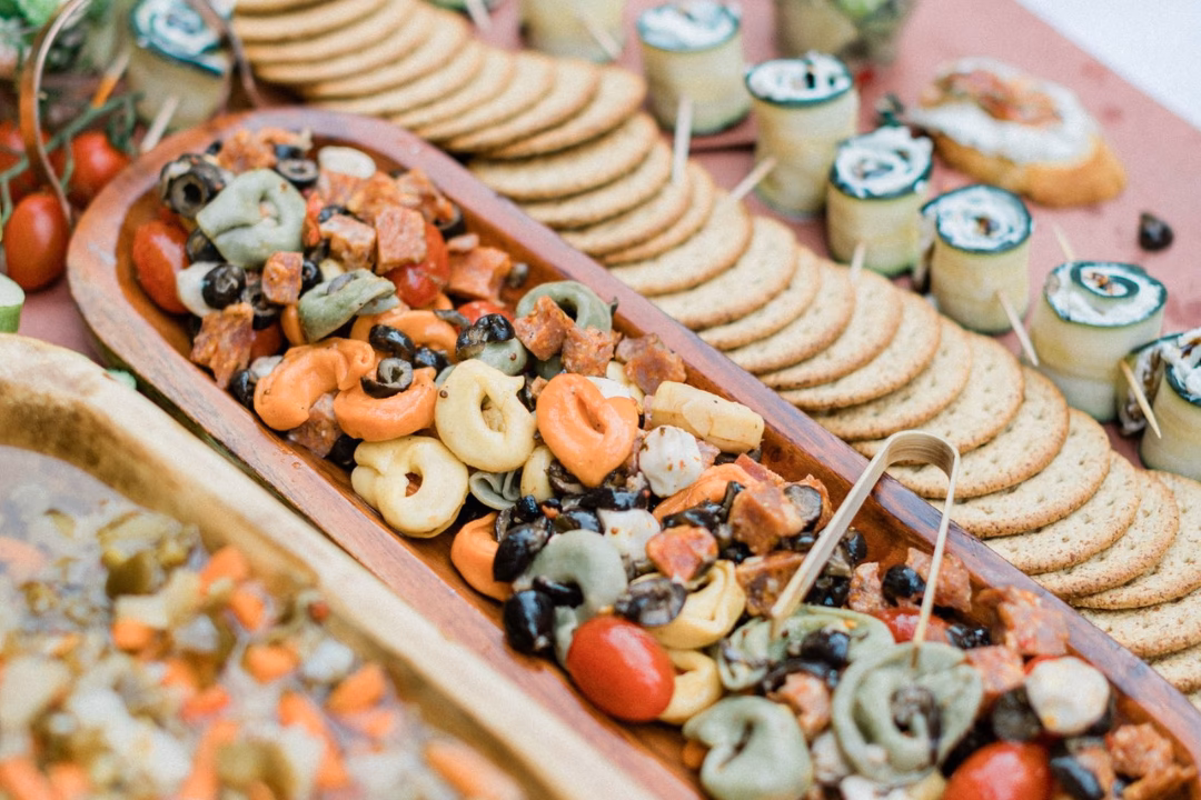 How do you customize a wedding menu?