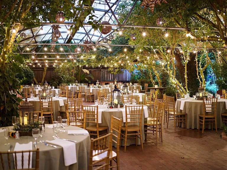 What are the different types of wedding venues in Phoenix?