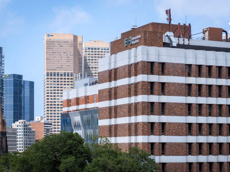 What are the hours of operation at Royal Victorian Eye & Ear Hospital?