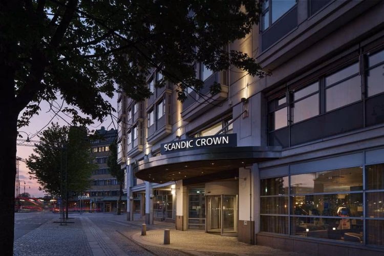 Does Scandic Crown have a restaurant?