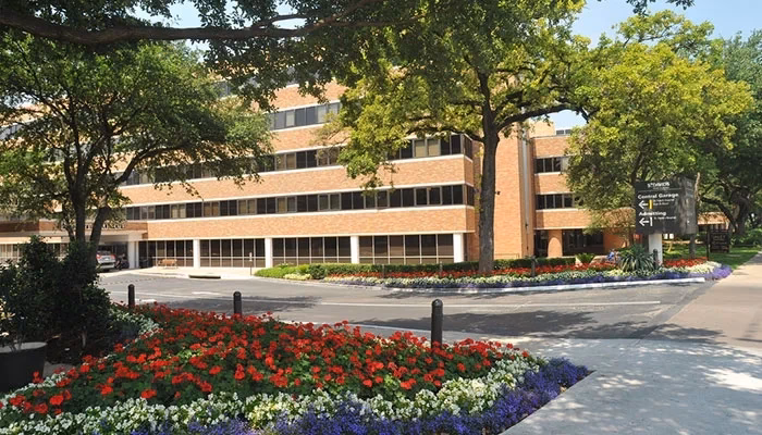 Does St David's Medical Center provide emergency services?