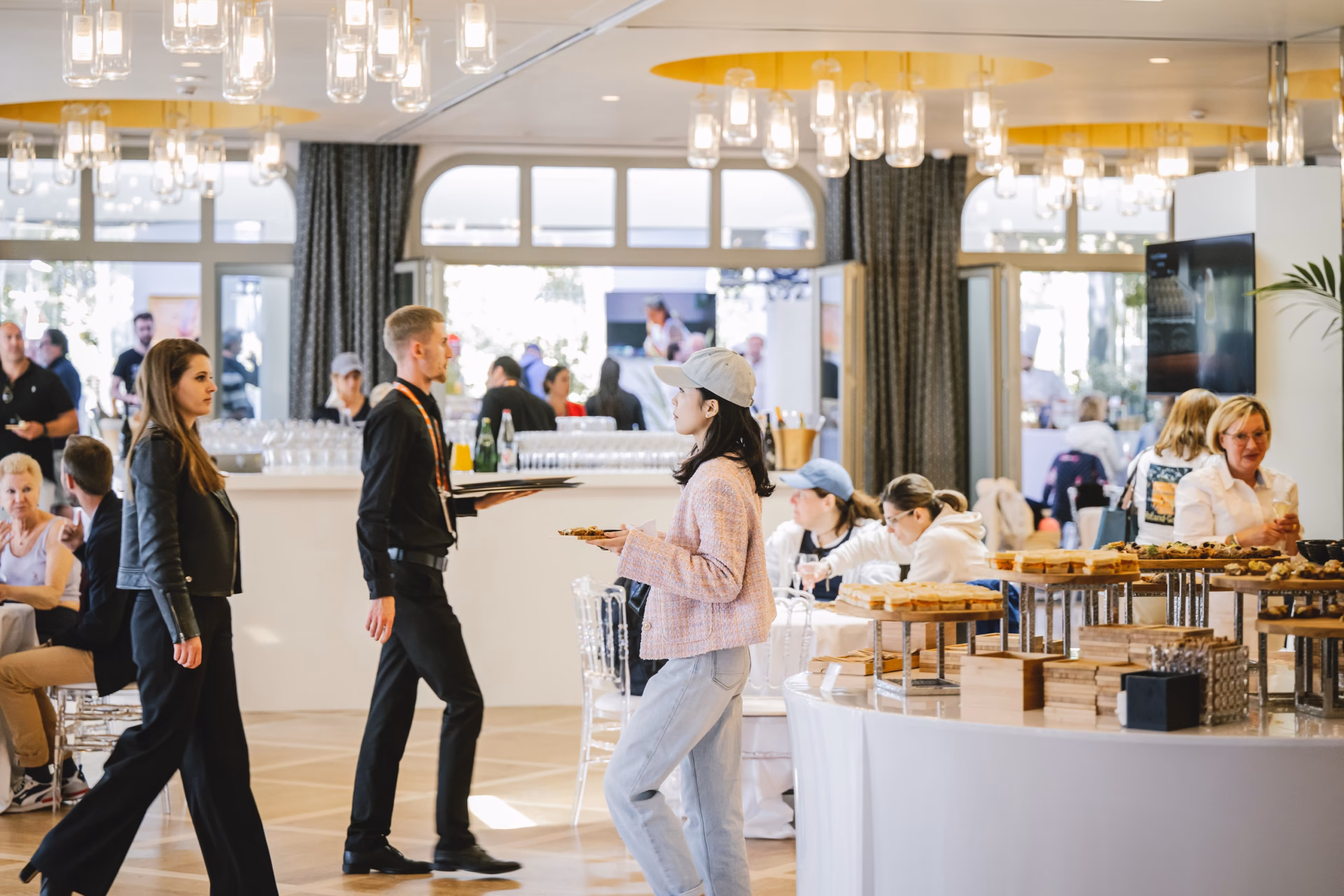 What is a hospitality package at Court Philippe-Chatrier?