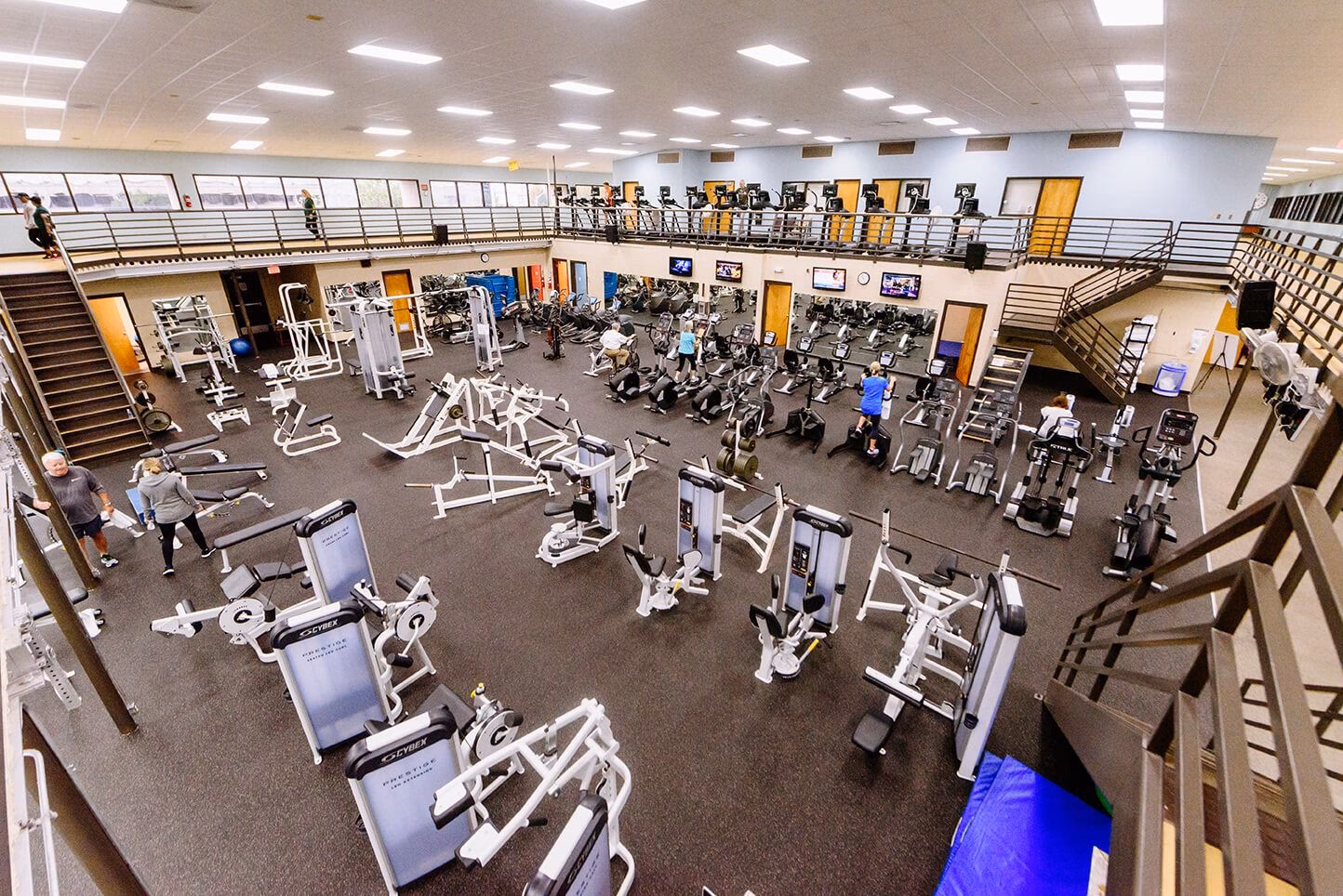 Who can use the University of St Thomas fitness center?