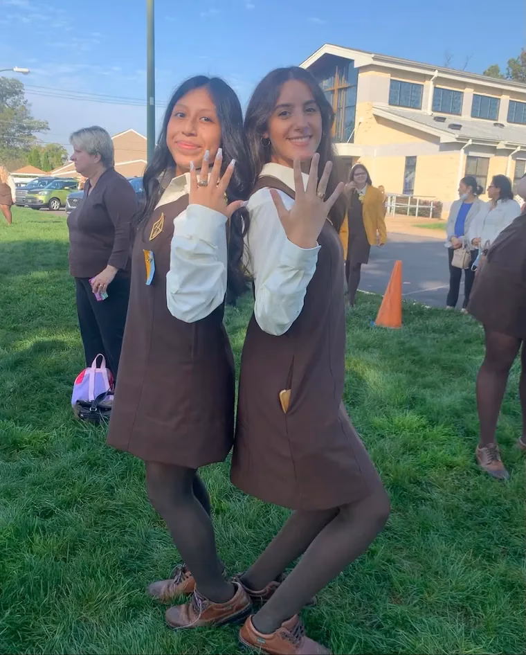 Can a receptionist uniform be customised?