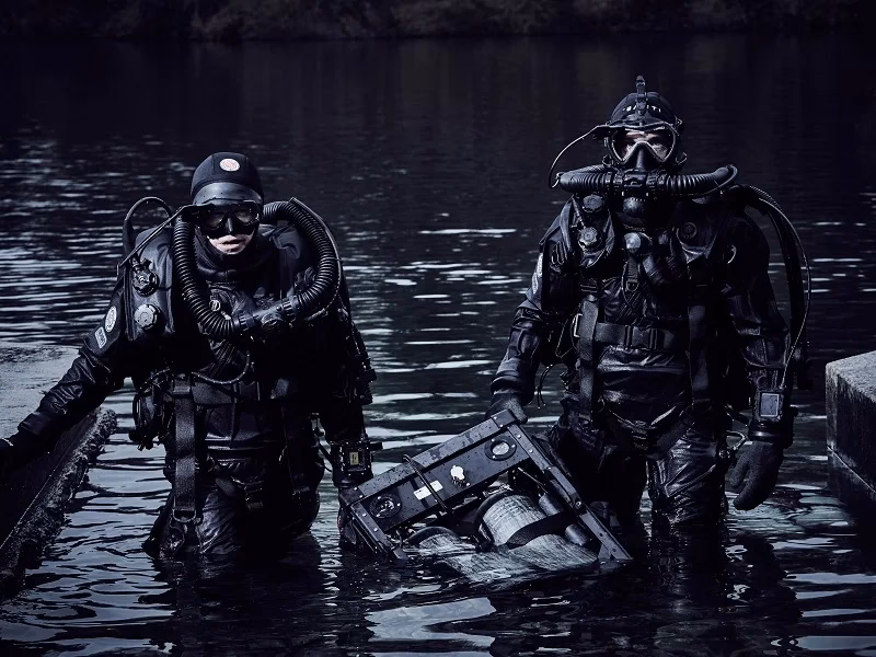 How does a research vessel perform underwater cooperative operations?