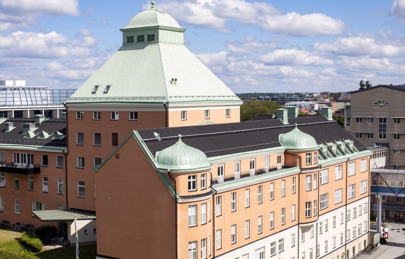 How many employees does Uppsala University Hospital have?