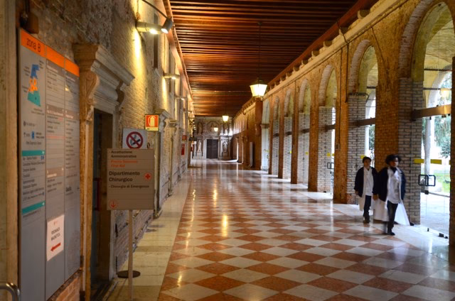 What to see before entering the hospital in Venice?