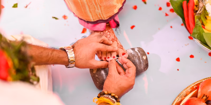 What are the pre-wedding rituals in a Tamil wedding?
