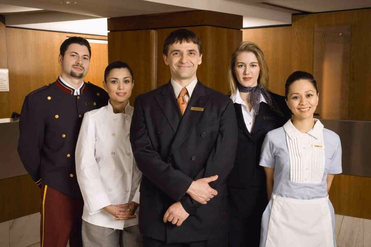 How do I get a hotel management internship?