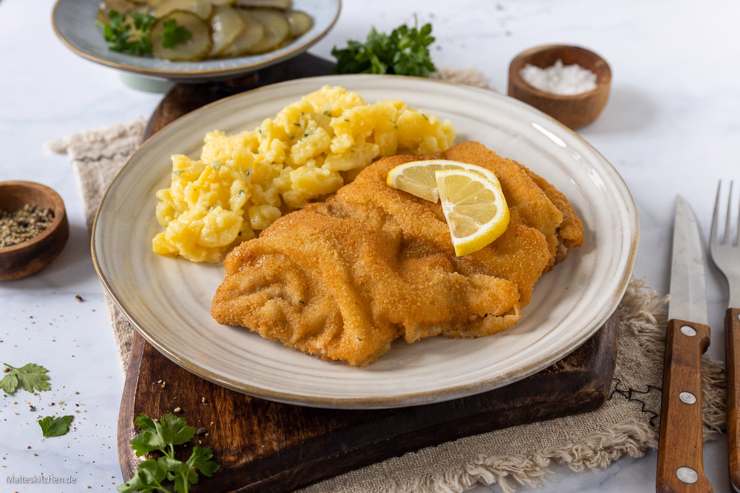 Wie schneidet man Wiener Schnitzel?