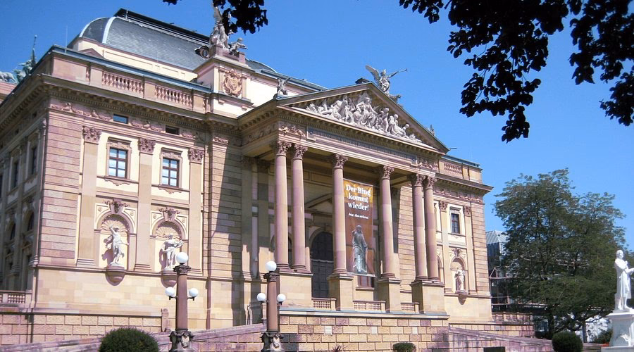 Wer sind die Intendantinnen des Hessischen Staatstheaters Wiesbaden?